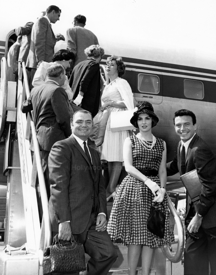Ernest Borgnine Gina Lollobrigida Anthony Franciosa 1960 LAX.jpg
